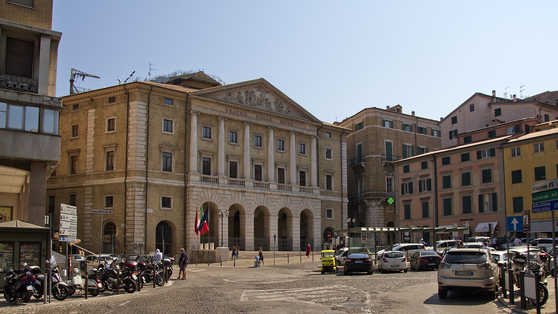 Ancona, iniziativa solidale della Polizia di Stato: uova pasquali per i bambini del Piano “Marco Valerio”