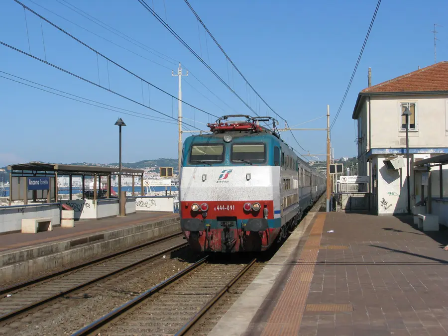 Ancona, ubriaco alla stazione con un coltello nello zaino: denunciato dalla Polizia di Stato