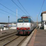 Ancona, ubriaco alla stazione con un coltello nello zaino: denunciato dalla Polizia di Stato
